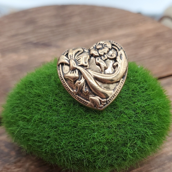 Unique Vintage Accessories - Victorian Gloss Gold Tone Heart Button P408